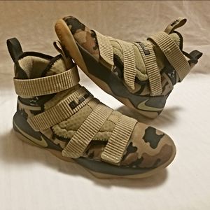 lebron james camouflage shoes